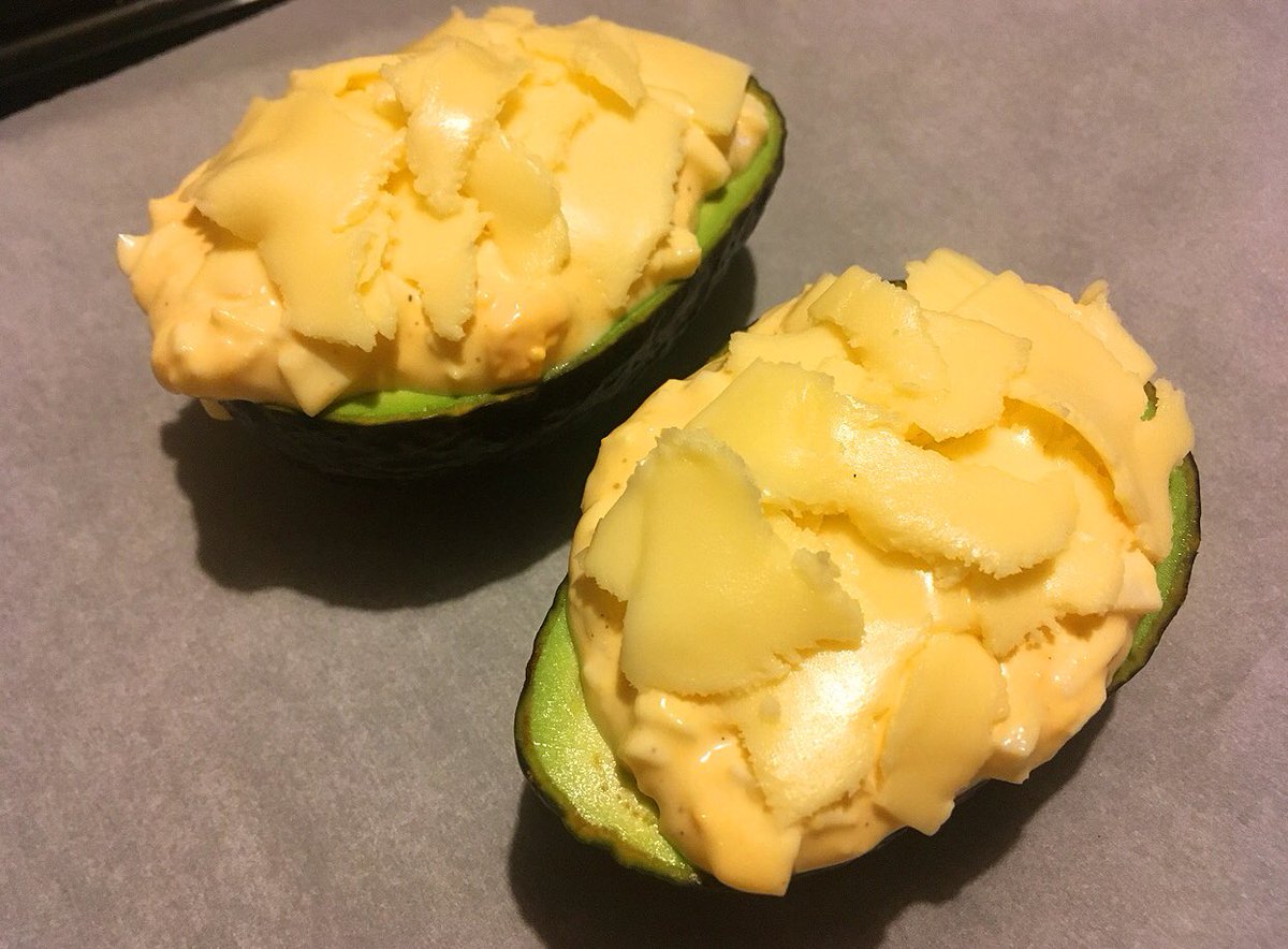 最高にあかんアボカドの食べ方 「アボカドエッググラタン」 茹で卵一個をマヨ大さじ2と塩胡椒、コンソメ小さじ半と混ぜ、アボカドかけてとろけるチーズ乗せてトースターで10分焼く ソースがマジ尊いし、焼かれたアボカドがホクホクでマジ禁断の果実 アダムとイブが食べたのはアボカドだったのでは