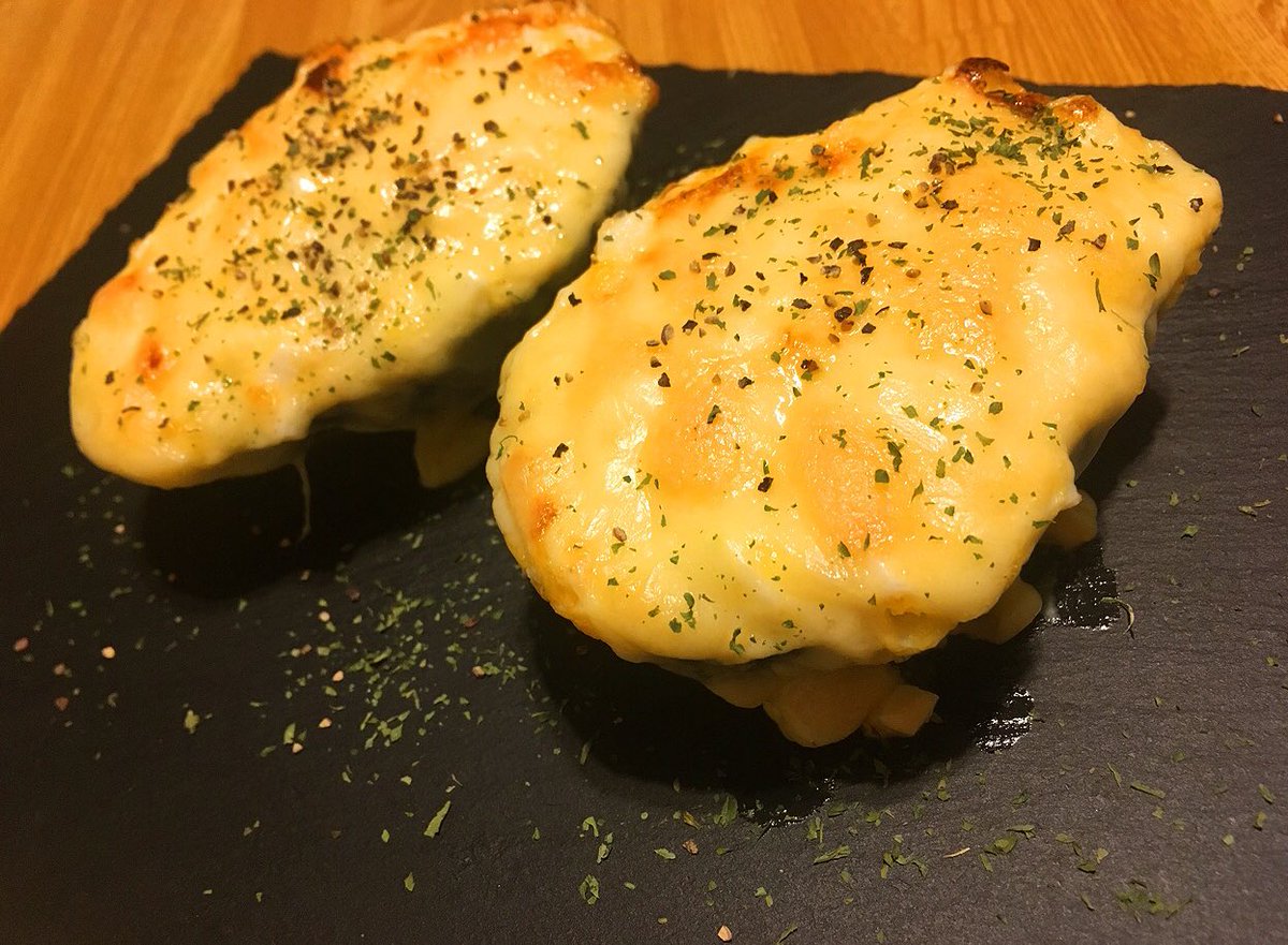 最高にあかんアボカドの食べ方 「アボカドエッググラタン」 茹で卵一個をマヨ大さじ2と塩胡椒、コンソメ小さじ半と混ぜ、アボカドかけてとろけるチーズ乗せてトースターで10分焼く ソースがマジ尊いし、焼かれたアボカドがホクホクでマジ禁断の果実 アダムとイブが食べたのはアボカドだったのでは