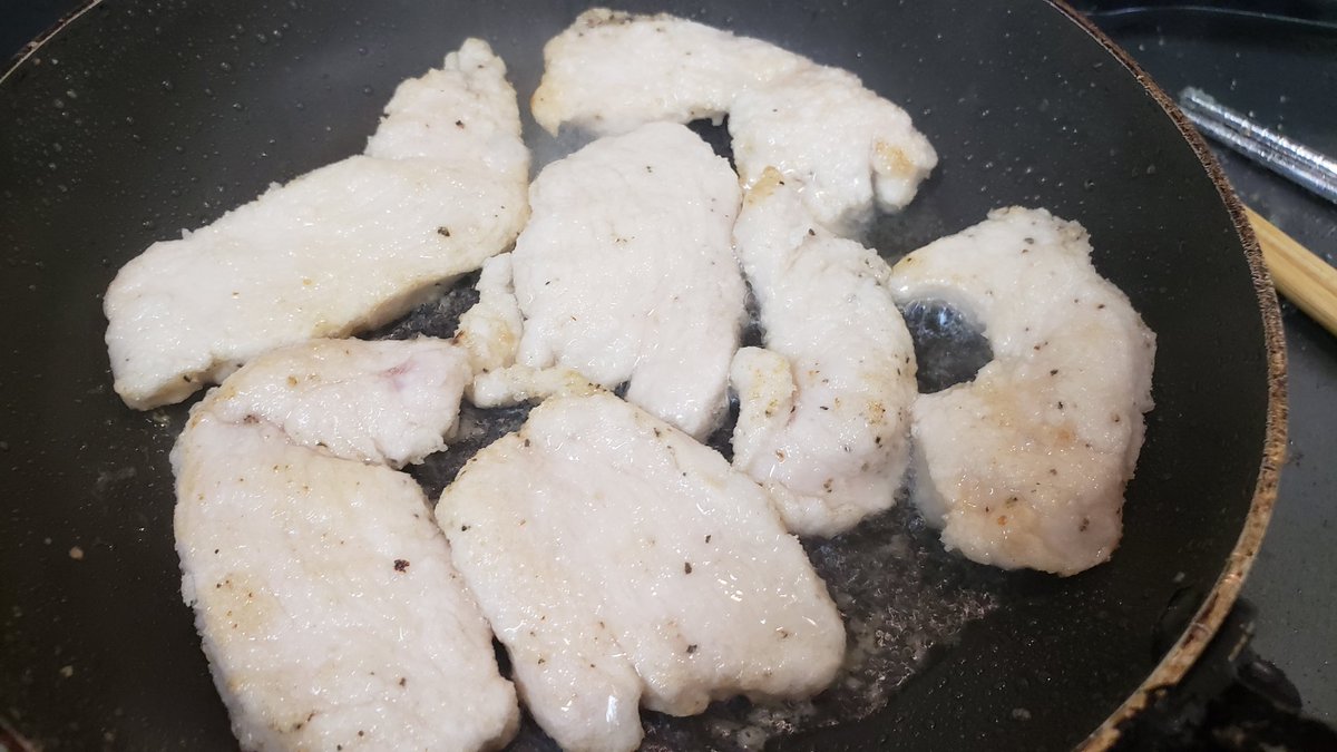 「鶏胸チリ」 鶏むね肉300gは薄く切り塩胡椒し片栗粉まぶし多めの油で焼き取り出す 油大さじ1でニンニク1片炒めケチャップ大さじ3入れ炒め、味覇小さじ2/3、水100cc、一味唐辛子小さじ半、酒小さじ2入れ沸かし片栗粉小さじ1でとろみ付け鶏と長葱1/3本混ぜ完成