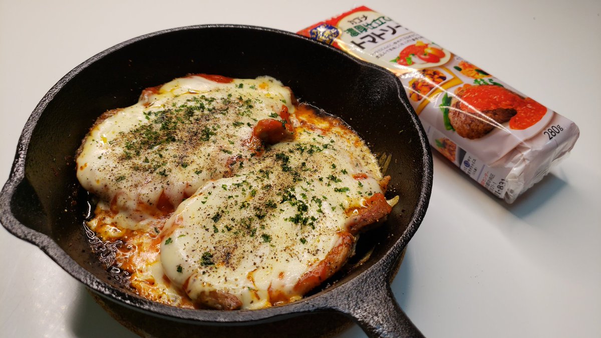 生地の代わりに肉でピザ作ったらとんでもなく旨い悪魔のピザが爆誕しました  「肉ピザ」  豚ロース二枚に塩コショウしてオリーブ油大さじ1で両面焼き、カゴメ様から頂いた「カゴメ 濃厚仕立てのトマトソース」を大さじ4塗りチーズ60gを乗せ蓋をしとろけたら完成  黒胡椒、タバスコを振ってどうぞ