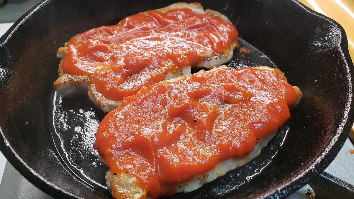 生地の代わりに肉でピザ作ったらとんでもなく旨い悪魔のピザが爆誕しました  「肉ピザ」  豚ロース二枚に塩コショウしてオリーブ油大さじ1で両面焼き、カゴメ様から頂いた「カゴメ 濃厚仕立てのトマトソース」を大さじ4塗りチーズ60gを乗せ蓋をしとろけたら完成  黒胡椒、タバスコを振ってどうぞ