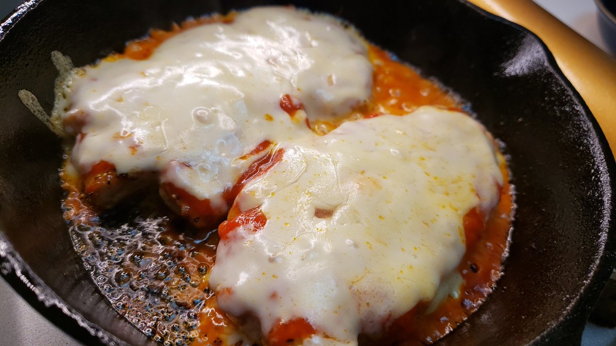 生地の代わりに肉でピザ作ったらとんでもなく旨い悪魔のピザが爆誕しました  「肉ピザ」  豚ロース二枚に塩コショウしてオリーブ油大さじ1で両面焼き、カゴメ様から頂いた「カゴメ 濃厚仕立てのトマトソース」を大さじ4塗りチーズ60gを乗せ蓋をしとろけたら完成  黒胡椒、タバスコを振ってどうぞ