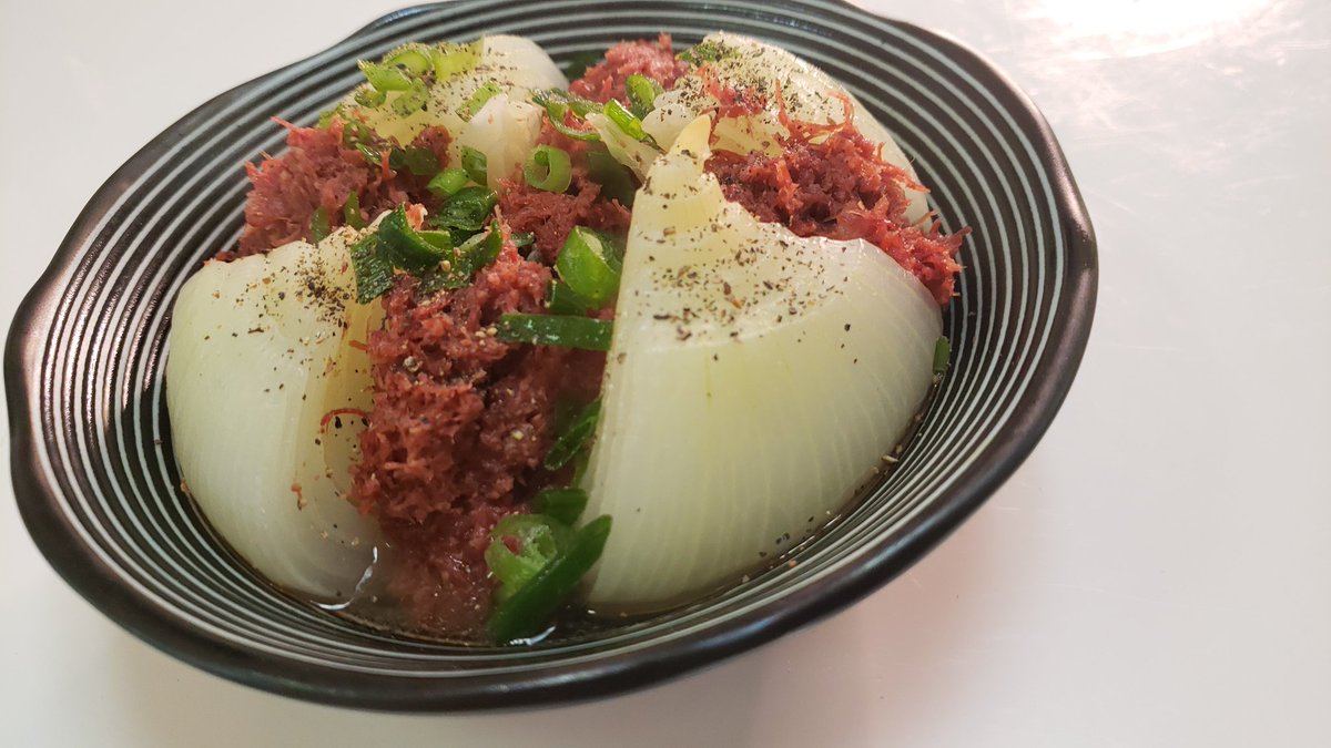 新玉ねぎを無限に食えるやばいヤツできた  「新玉葱のコンビーフボム」  新玉葱一個に切れ目いれてコンビーフ1缶詰めてラップし600w7分チンして黒胡椒振るだけ  これ玉葱だけじゃなくてコンビーフもトロットロになる  一枚ずつ剥がしてコンビーフに巻いてポン酢で食うの  マジ現世に居ながら天国いける 