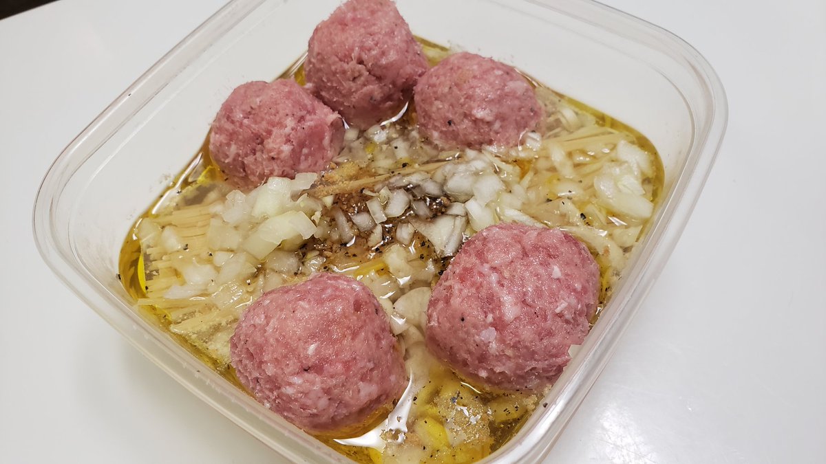 大切な相棒と奪い合って食べたくなるほど旨い… 「レンジミートボールパスタ」 容器にパスタ100g、水210cc、オリーブ油大さじ1、コンソメ小さじ2弱、塩胡椒、にんにく1片、玉葱1/8個 豚挽肉120g、パン粉大さじ2、塩胡椒、コンソメ小さじ1/4混ぜ丸めた肉、トマト缶半缶入れ600w8分、混ぜて4分で完成