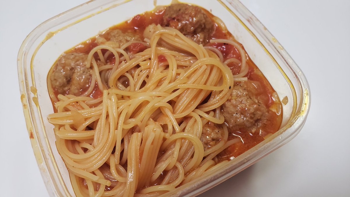 大切な相棒と奪い合って食べたくなるほど旨い… 「レンジミートボールパスタ」 容器にパスタ100g、水210cc、オリーブ油大さじ1、コンソメ小さじ2弱、塩胡椒、にんにく1片、玉葱1/8個 豚挽肉120g、パン粉大さじ2、塩胡椒、コンソメ小さじ1/4混ぜ丸めた肉、トマト缶半缶入れ600w8分、混ぜて4分で完成