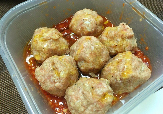 マジでレンジで作ったとは思えない味… 「レンジでスペイン風肉団子」 容器にトマト缶1/4缶、玉葱1/4個 、にんにく1片、コンソメ小さじ1、塩胡椒、オリーブ油大さじ1入れ 豚挽肉160g、にんにく1片、玉ねぎ1/4個、コンソメ小さじ半、塩胡椒、パン粉大さじ1、卵1/2個捏ね丸め入れラップし600w6分チン