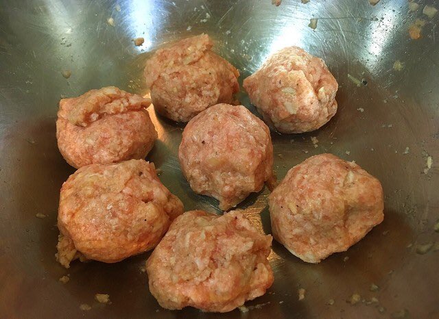 マジでレンジで作ったとは思えない味… 「レンジでスペイン風肉団子」 容器にトマト缶1/4缶、玉葱1/4個 、にんにく1片、コンソメ小さじ1、塩胡椒、オリーブ油大さじ1入れ 豚挽肉160g、にんにく1片、玉ねぎ1/4個、コンソメ小さじ半、塩胡椒、パン粉大さじ1、卵1/2個捏ね丸め入れラップし600w6分チン