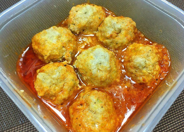 マジでレンジで作ったとは思えない味… 「レンジでスペイン風肉団子」 容器にトマト缶1/4缶、玉葱1/4個 、にんにく1片、コンソメ小さじ1、塩胡椒、オリーブ油大さじ1入れ 豚挽肉160g、にんにく1片、玉ねぎ1/4個、コンソメ小さじ半、塩胡椒、パン粉大さじ1、卵1/2個捏ね丸め入れラップし600w6分チン