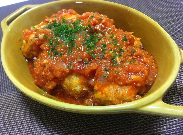 マジでレンジで作ったとは思えない味… 「レンジでスペイン風肉団子」 容器にトマト缶1/4缶、玉葱1/4個 、にんにく1片、コンソメ小さじ1、塩胡椒、オリーブ油大さじ1入れ 豚挽肉160g、にんにく1片、玉ねぎ1/4個、コンソメ小さじ半、塩胡椒、パン粉大さじ1、卵1/2個捏ね丸め入れラップし600w6分チン