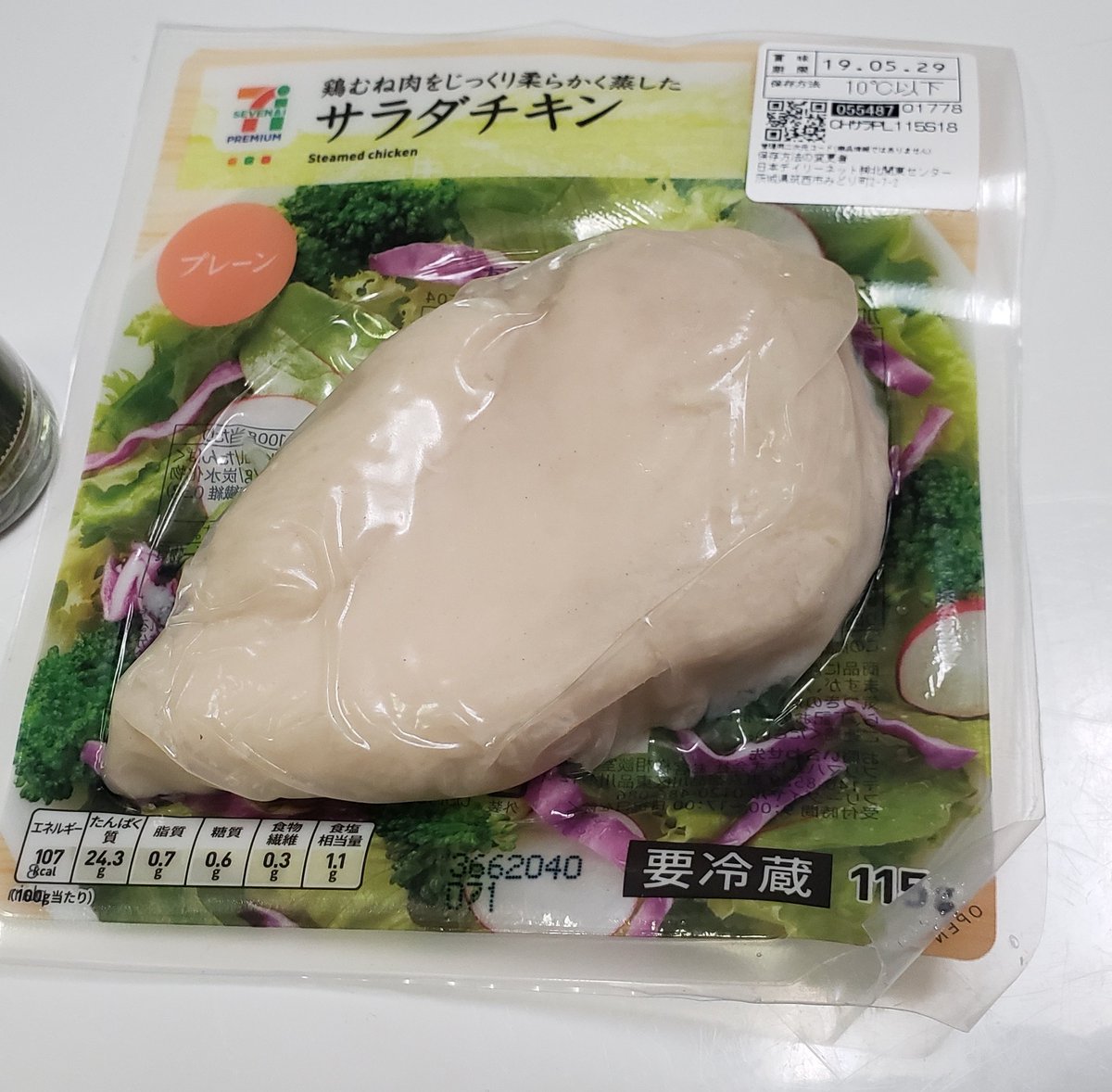 昨日友達に作ったら一瞬で酒と共に秒で無くなったレシピ 「赤のチキンジャーキー」 サラダチキン1袋割いて七味唐辛子小さじ1をまぶし、皿に広げ600w3分チン、返すように混ぜ更に3分チンでマヨ添え完成 めっちゃ旨味の詰まった柔らかあたりめみたいな感じで超旨い、しかも低糖質高タンパク、最高か