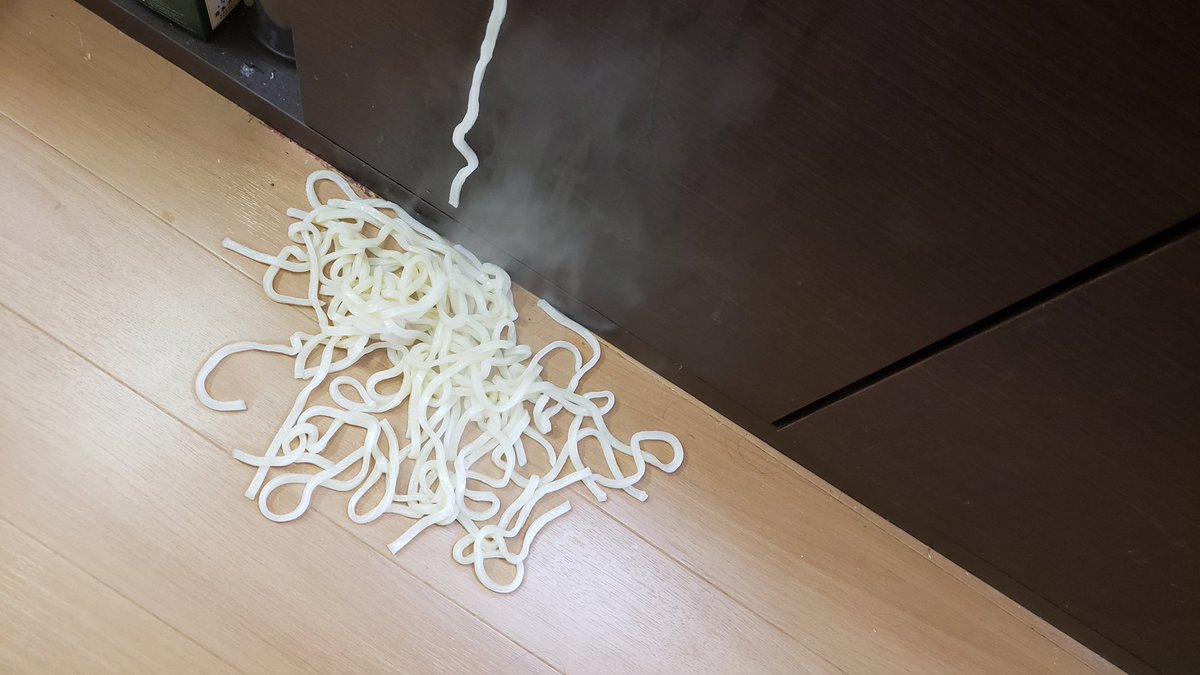 「うどんの白和え」 絹豆腐 150gを白だし大さじ1半で和えレンチンしてよーく洗いながら冷やした冷凍うどん1玉と和えます 長ネギ 5センチ分とラー油をかけ完成 白すりごまいれても旨いよ
