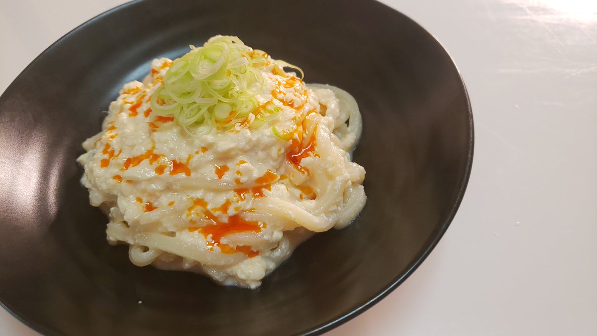 「うどんの白和え」 絹豆腐 150gを白だし大さじ1半で和えレンチンしてよーく洗いながら冷やした冷凍うどん1玉と和えます 長ネギ 5センチ分とラー油をかけ完成 白すりごまいれても旨いよ
