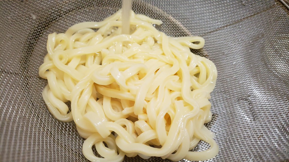   「うどんの白和え」  絹豆腐 150gを白だし大さじ1半で和えレンチンしてよーく洗いながら冷やした冷凍うどん1玉と和えます  長ネギ 5センチ分とラー油をかけ完成  白すりごまいれても旨いよ