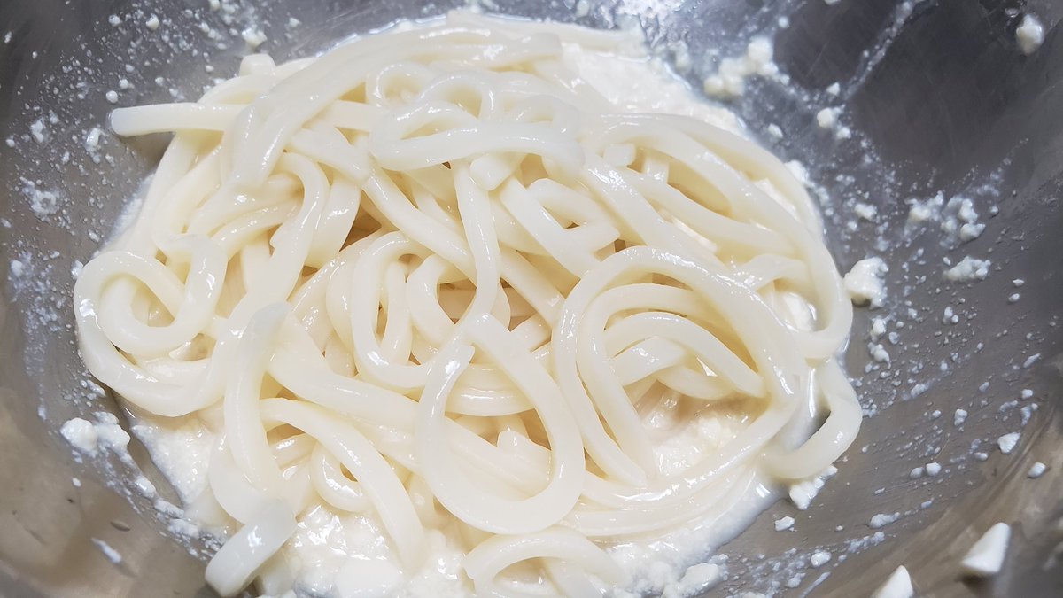 「うどんの白和え」 絹豆腐 150gを白だし大さじ1半で和えレンチンしてよーく洗いながら冷やした冷凍うどん1玉と和えます 長ネギ 5センチ分とラー油をかけ完成 白すりごまいれても旨いよ