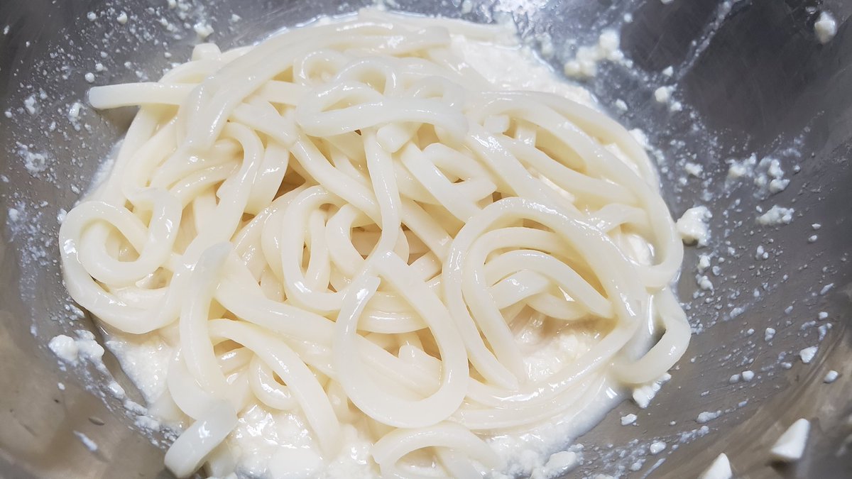   「うどんの白和え」  絹豆腐 150gを白だし大さじ1半で和えレンチンしてよーく洗いながら冷やした冷凍うどん1玉と和えます  長ネギ 5センチ分とラー油をかけ完成  白すりごまいれても旨いよ