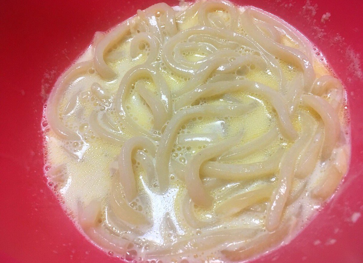 激烈に美味しくて簡単なレンジで作る 「豆乳明太クリームうどん」 耐熱ボウルに豆乳140cc、白だし大さじ1、バター10g入れ冷凍うどん入れ600w4分半から5分チン 皮から絞った明太子25gと小ねぎを乗せ完成、好みで粉チーズと黒胡椒どうぞ 生クリームを使わないのにこのコク、毎日食べたい
