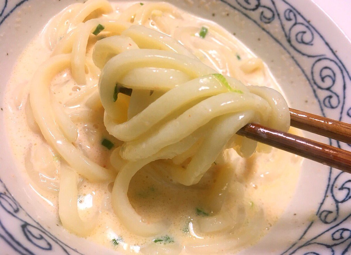 激烈に美味しくて簡単なレンジで作る 「豆乳明太クリームうどん」 耐熱ボウルに豆乳140cc、白だし大さじ1、バター10g入れ冷凍うどん入れ600w4分半から5分チン 皮から絞った明太子25gと小ねぎを乗せ完成、好みで粉チーズと黒胡椒どうぞ 生クリームを使わないのにこのコク、毎日食べたい