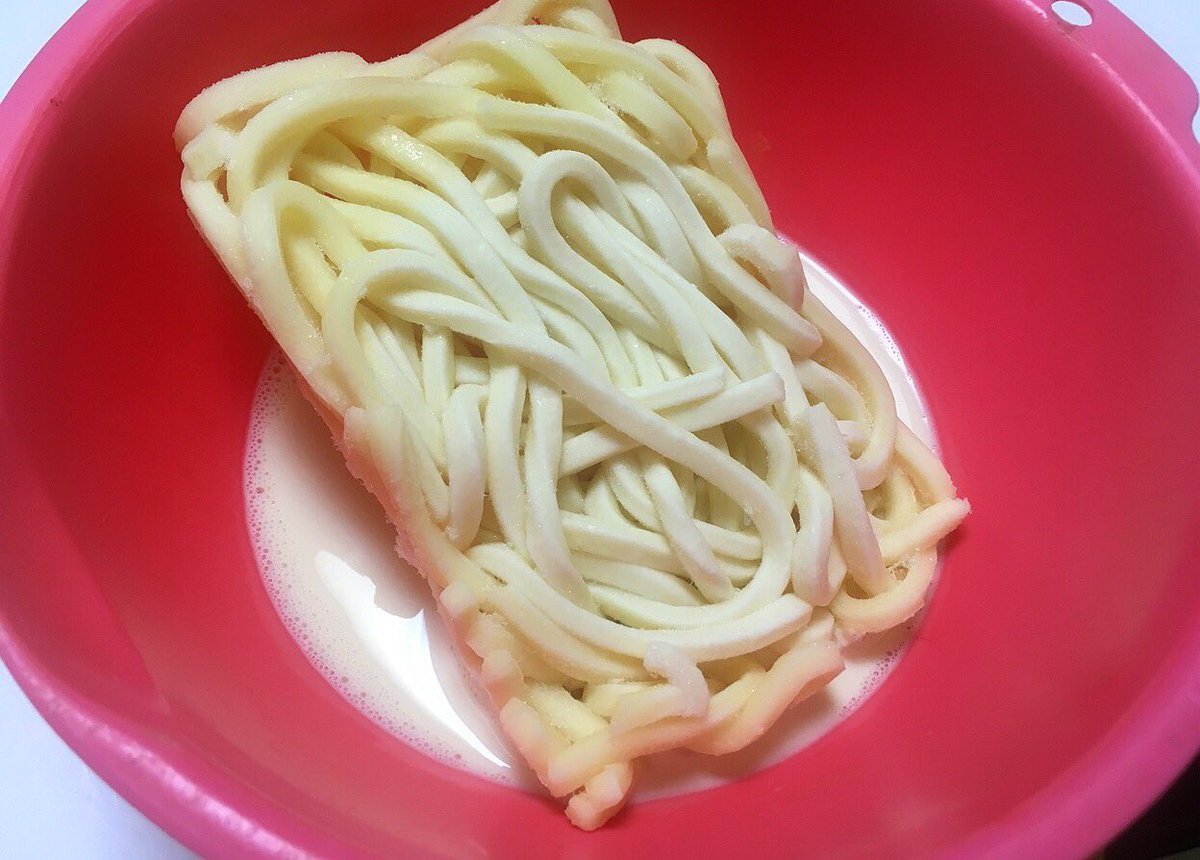 激烈に美味しくて簡単なレンジで作る 「豆乳明太クリームうどん」 耐熱ボウルに豆乳140cc、白だし大さじ1、バター10g入れ冷凍うどん入れ600w4分半から5分チン 皮から絞った明太子25gと小ねぎを乗せ完成、好みで粉チーズと黒胡椒どうぞ 生クリームを使わないのにこのコク、毎日食べたい