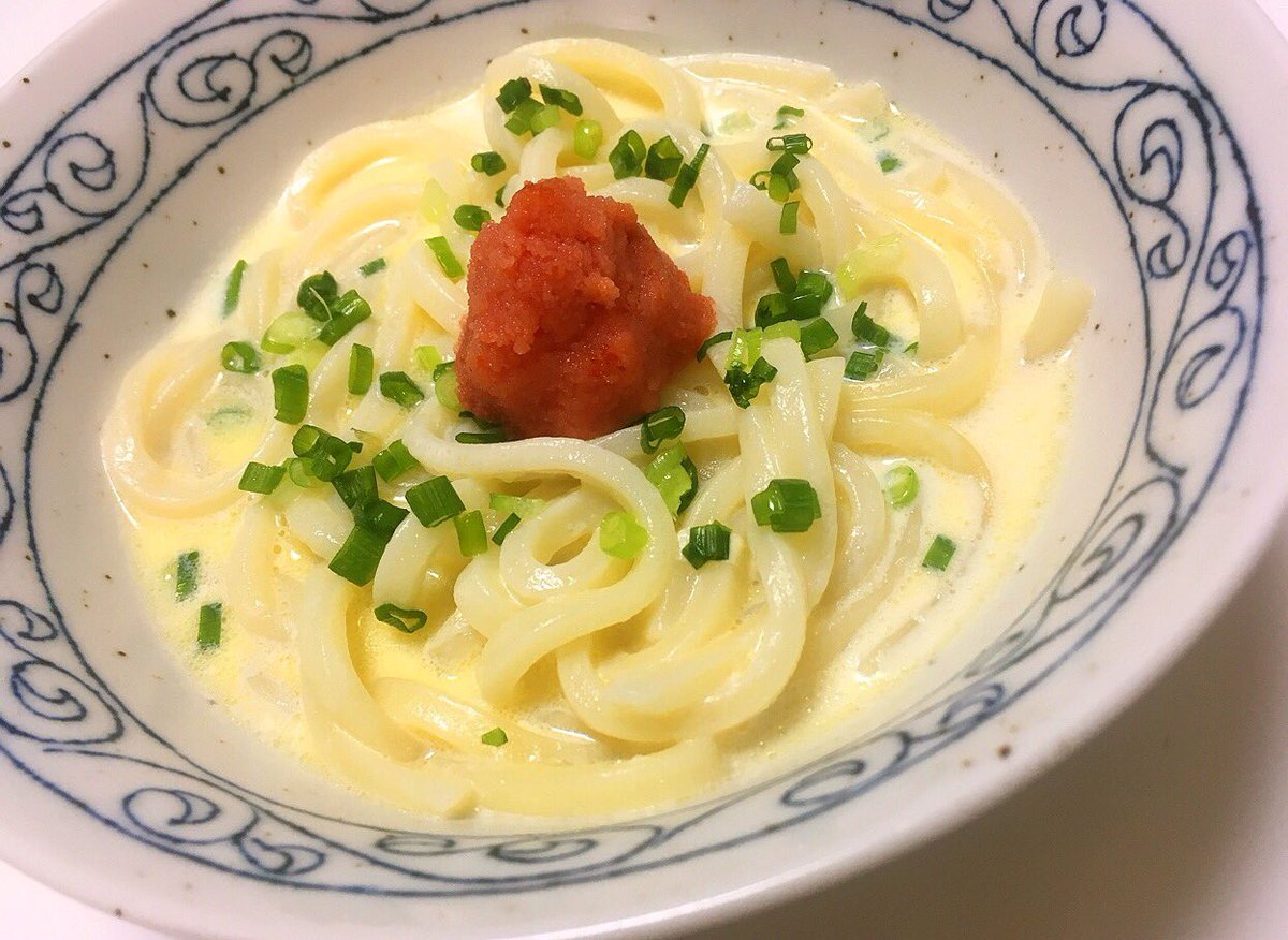 激烈に美味しくて簡単なレンジで作る 「豆乳明太クリームうどん」 耐熱ボウルに豆乳140cc、白だし大さじ1、バター10g入れ冷凍うどん入れ600w4分半から5分チン 皮から絞った明太子25gと小ねぎを乗せ完成、好みで粉チーズと黒胡椒どうぞ 生クリームを使わないのにこのコク、毎日食べたい