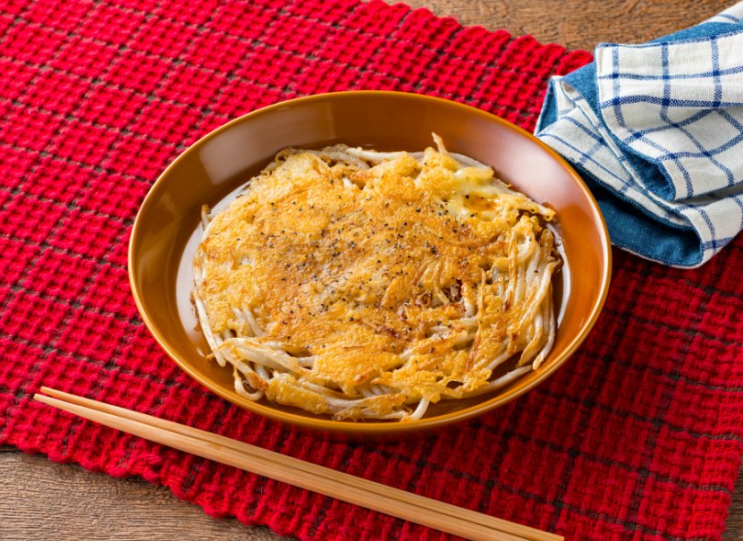 マジで安くて旨い夢のようなゆる低糖質レシピ 「もやチ焼き」 もやし100gとピザチーズ40g、片栗粉大さじ1、塩胡椒を混ぜ、 ごま油大さじ1弱で焼く