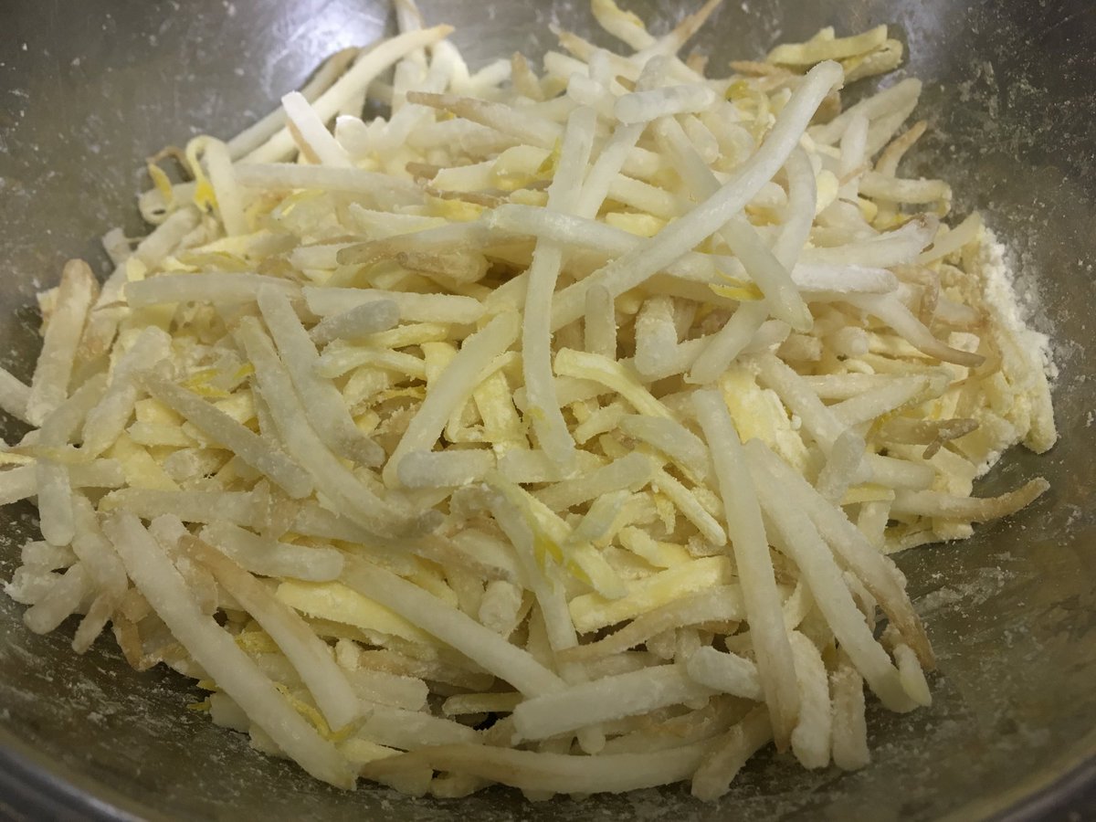 マジで安くて旨い夢のようなゆる低糖質レシピ 「もやチ焼き」 もやし100gとピザチーズ40g、片栗粉大さじ1、塩胡椒を混ぜ、 ごま油大さじ1弱で焼く