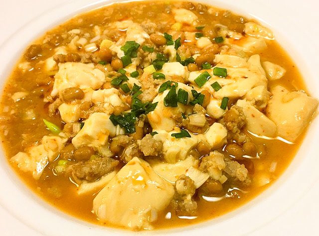 驚きの組み合わせ、でもこれが旨すぎてやめられない… 「マーボー納豆」 にんにく1片と豚挽肉50gはごま油小さじ2と塩胡椒で炒め、納豆1パック入れ炒める 絹豆腐150g、水80cc、味噌大さじ半、白だし小さじ2強、砂糖小さじ1/3、一味唐辛子小さじ1/3入れ煮詰め長ネギ1/3本入れ 仕上げに小葱とラー油