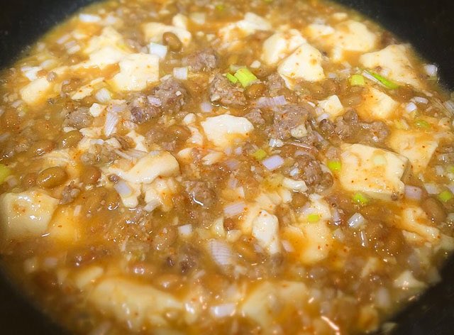驚きの組み合わせ、でもこれが旨すぎてやめられない… 「マーボー納豆」 にんにく1片と豚挽肉50gはごま油小さじ2と塩胡椒で炒め、納豆1パック入れ炒める 絹豆腐150g、水80cc、味噌大さじ半、白だし小さじ2強、砂糖小さじ1/3、一味唐辛子小さじ1/3入れ煮詰め長ネギ1/3本入れ 仕上げに小葱とラー油