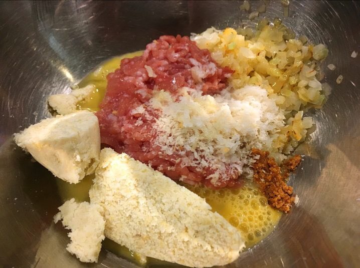 むしろ普通のハンバーグより旨い、おからで作ったとは思えない一個でお腹いっぱいになる低糖質な  「オカバーグ」  玉ねぎ1/4個とバター5gは600w1分加熱し豚ひき肉100g、おから50g、パン粉大さじ1、卵1/2個、水大さじ1半、コンソメ小さじ1/3、塩少々と混ぜフライパンでじっくり焼き皿に盛ります  ↓ 