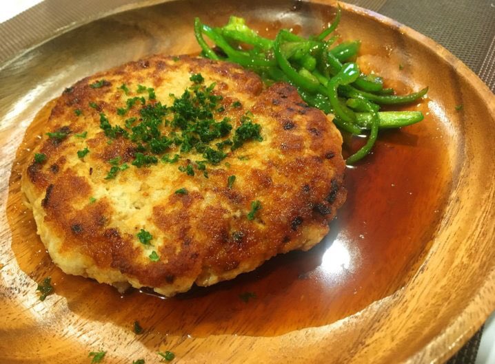 むしろ普通のハンバーグより旨い、おからで作ったとは思えない一個でお腹いっぱいになる低糖質な  「オカバーグ」  玉ねぎ1/4個とバター5gは600w1分加熱し豚ひき肉100g、おから50g、パン粉大さじ1、卵1/2個、水大さじ1半、コンソメ小さじ1/3、塩少々と混ぜフライパンでじっくり焼き皿に盛ります  ↓ 