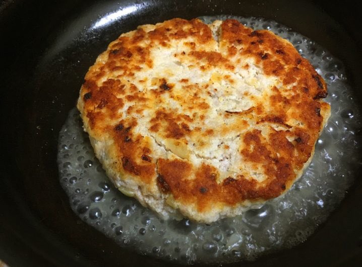 むしろ普通のハンバーグより旨い、おからで作ったとは思えない一個でお腹いっぱいになる低糖質な 「オカバーグ」 玉ねぎ1/4個とバター5gは600w1分加熱し豚ひき肉100g、おから50g、パン粉大さじ1、卵1/2個、水大さじ1半、コンソメ小さじ1/3、塩少々と混ぜフライパンでじっくり焼き皿に盛ります ↓