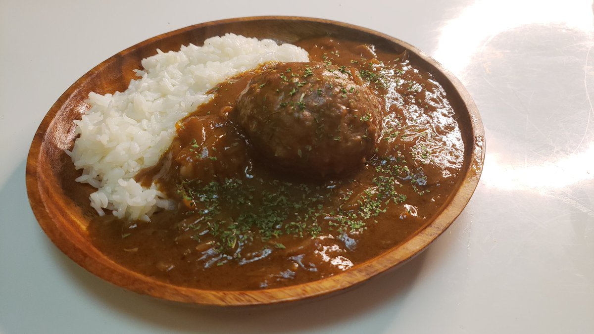 これヤバい、極上の粗挽きハンバーグとカレー同時に出来る 「レンジ粗挽きバーグカレー」 合挽肉120g、パン粉大さじ2半、水大さじ1、コンソメ小さじ半、塩胡椒捏ね 玉葱1/4個、水120cc、カレールー1片、おろしにんにく少々、バター5g、ウスターと砂糖小さじ半ずつと種入れラップし600w6分で混ぜ完成