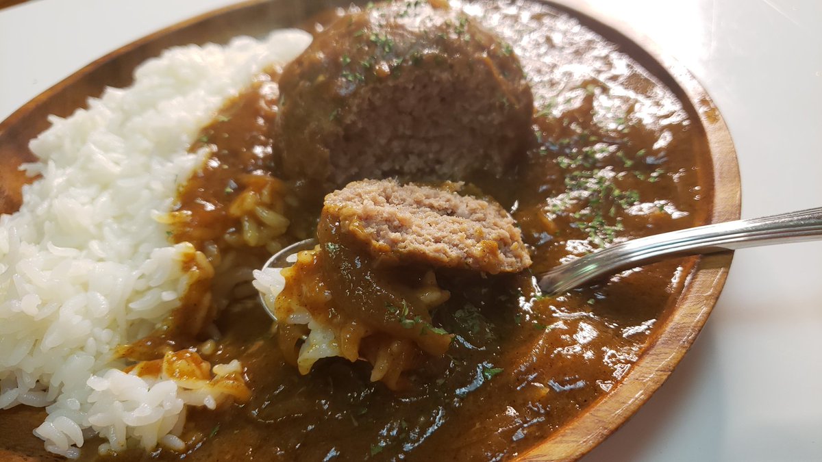 これヤバい、極上の粗挽きハンバーグとカレー同時に出来る 「レンジ粗挽きバーグカレー」 合挽肉120g、パン粉大さじ2半、水大さじ1、コンソメ小さじ半、塩胡椒捏ね 玉葱1/4個、水120cc、カレールー1片、おろしにんにく少々、バター5g、ウスターと砂糖小さじ半ずつと種入れラップし600w6分で混ぜ完成
