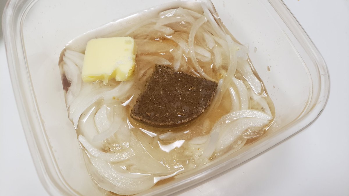 これヤバい、極上の粗挽きハンバーグとカレー同時に出来る  「レンジ粗挽きバーグカレー」  合挽肉120g、パン粉大さじ2半、水大さじ1、コンソメ小さじ半、塩胡椒捏ね  玉葱1/4個、水120cc、カレールー1片、おろしにんにく少々、バター5g、ウスターと砂糖小さじ半ずつと種入れラップし600w6分で混ぜ完成 