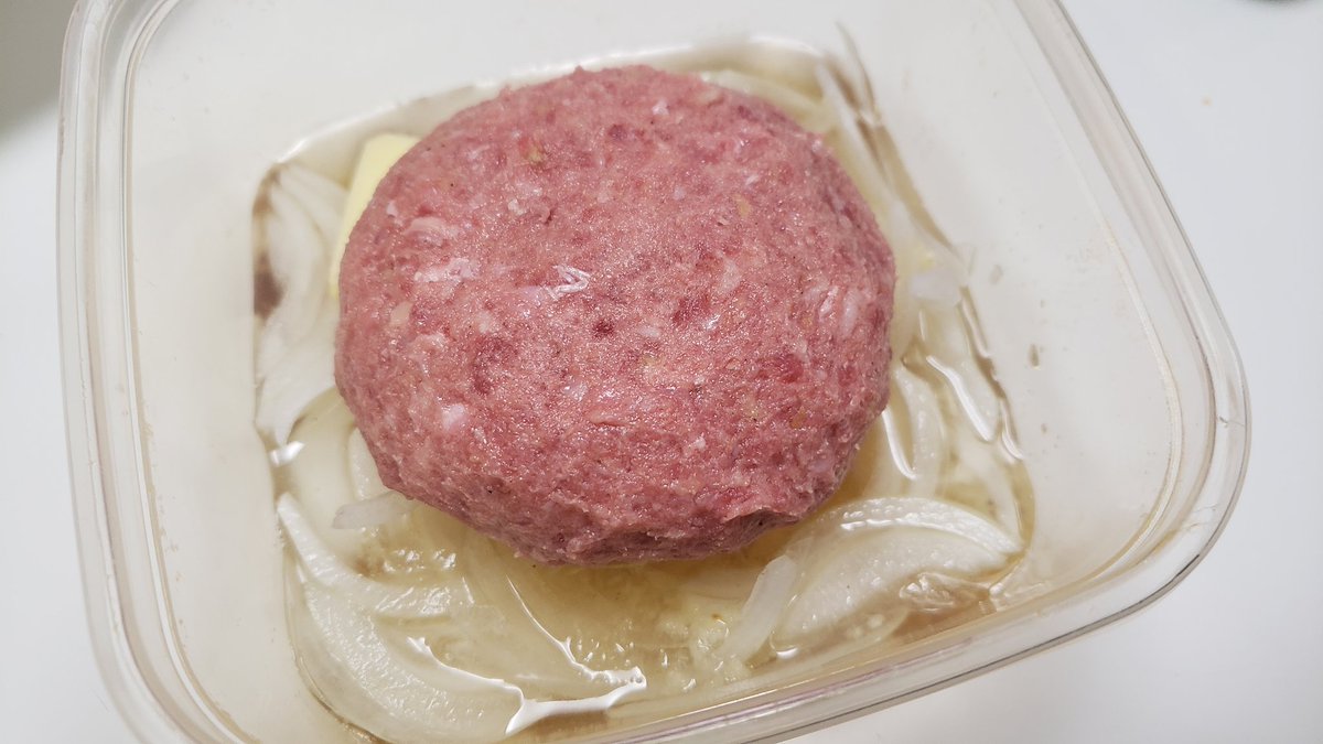 これヤバい、極上の粗挽きハンバーグとカレー同時に出来る 「レンジ粗挽きバーグカレー」 合挽肉120g、パン粉大さじ2半、水大さじ1、コンソメ小さじ半、塩胡椒捏ね 玉葱1/4個、水120cc、カレールー1片、おろしにんにく少々、バター5g、ウスターと砂糖小さじ半ずつと種入れラップし600w6分で混ぜ完成