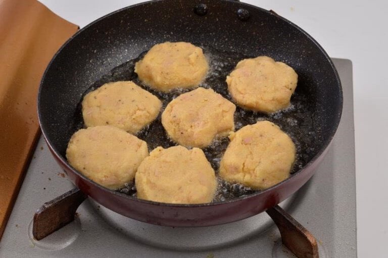 超オススメ、言われなければおからだと思えないほどナゲットの味 「おからツナゲット」 油切ったツナ一缶、おから100g、卵一個、パン粉大さじ1、片栗粉大さじ1、コンソメ小さじ1、塩胡椒入れ混ぜ丸め中火で揚げ焼くだけ 衣なしなのでヘルシー&低糖質、なによりサクサクホクホクで物凄く旨いです