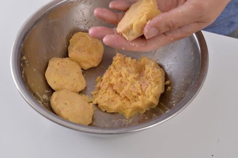 超オススメ、言われなければおからだと思えないほどナゲットの味 「おからツナゲット」 油切ったツナ一缶、おから100g、卵一個、パン粉大さじ1、片栗粉大さじ1、コンソメ小さじ1、塩胡椒入れ混ぜ丸め中火で揚げ焼くだけ 衣なしなのでヘルシー&低糖質、なによりサクサクホクホクで物凄く旨いです