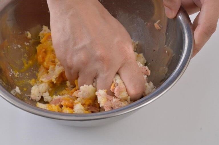 超オススメ、言われなければおからだと思えないほどナゲットの味 「おからツナゲット」 油切ったツナ一缶、おから100g、卵一個、パン粉大さじ1、片栗粉大さじ1、コンソメ小さじ1、塩胡椒入れ混ぜ丸め中火で揚げ焼くだけ 衣なしなのでヘルシー&低糖質、なによりサクサクホクホクで物凄く旨いです