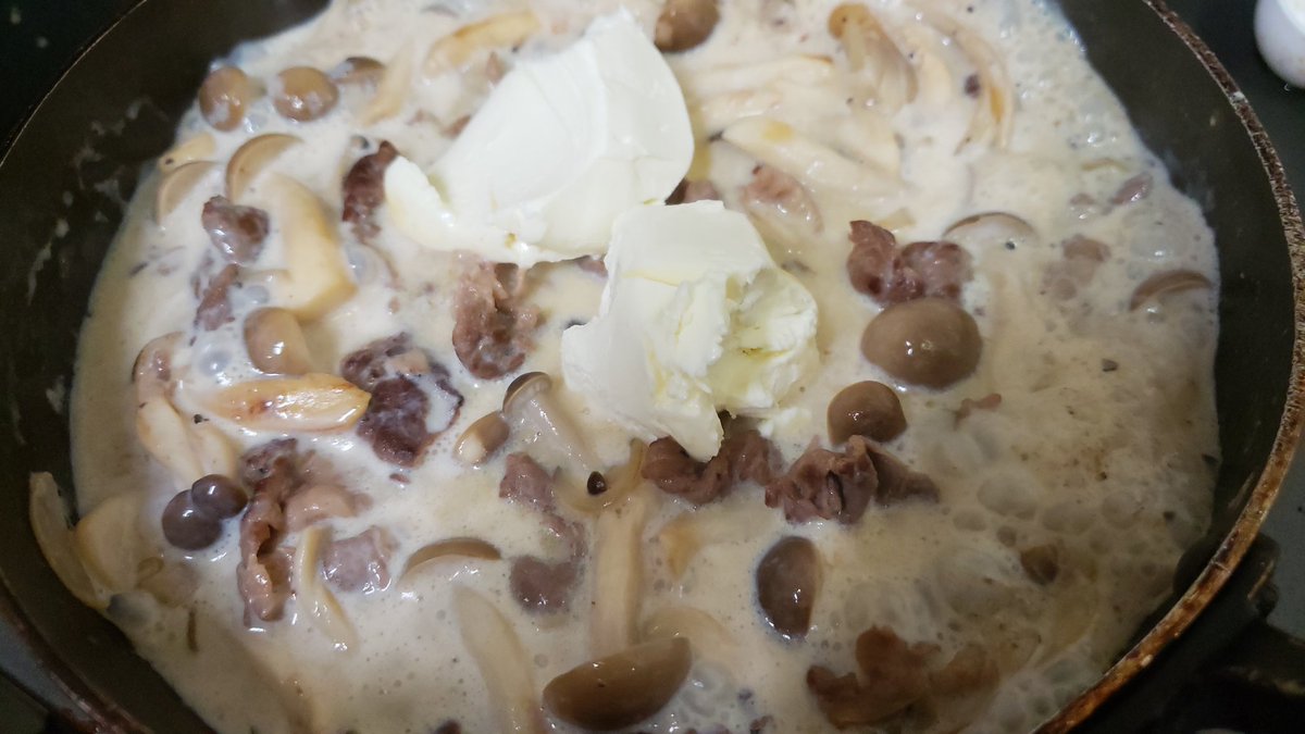 天使のような低糖質に悪魔のような中毒性を兼ね備えた  「天使と悪魔のクリーム煮」  が完成しました  牛肉とキノコをチーズの中でも断トツに糖質が少ないクリームチーズで煮込みました  まるでフレンチのような深いコクをお楽しみください  レシピはこちら