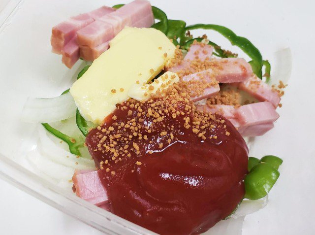 濃厚なナポリタンにはやっぱり太麺が合う、じゃぁうどんくらい太かったら