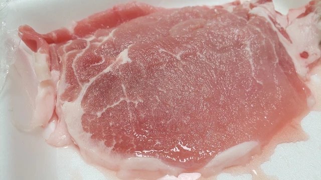 生姜焼き用の豚肉がフライパン一つ&5分でご馳走に… 「ポークレモンステーキ」 豚ロース肉150gは塩胡椒しバター10gで焼き皿に盛る 醤油大さじ1、みりん大1、酒大1、おろしにんにく半片、砂糖小さじ半、味の素3振り、レモン3枚入れ果肉を潰しながら少し煮詰めかけ完成 マジでハマる味なので是非