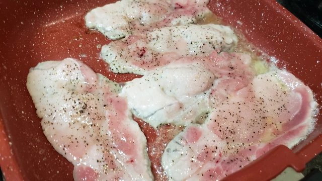生姜焼き用の豚肉がフライパン一つ&5分でご馳走に… 「ポークレモンステーキ」 豚ロース肉150gは塩胡椒しバター10gで焼き皿に盛る 醤油大さじ1、みりん大1、酒大1、おろしにんにく半片、砂糖小さじ半、味の素3振り、レモン3枚入れ果肉を潰しながら少し煮詰めかけ完成 マジでハマる味なので是非