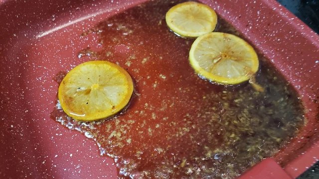 生姜焼き用の豚肉がフライパン一つ&5分でご馳走に… 「ポークレモンステーキ」 豚ロース肉150gは塩胡椒しバター10gで焼き皿に盛る 醤油大さじ1、みりん大1、酒大1、おろしにんにく半片、砂糖小さじ半、味の素3振り、レモン3枚入れ果肉を潰しながら少し煮詰めかけ完成 マジでハマる味なので是非