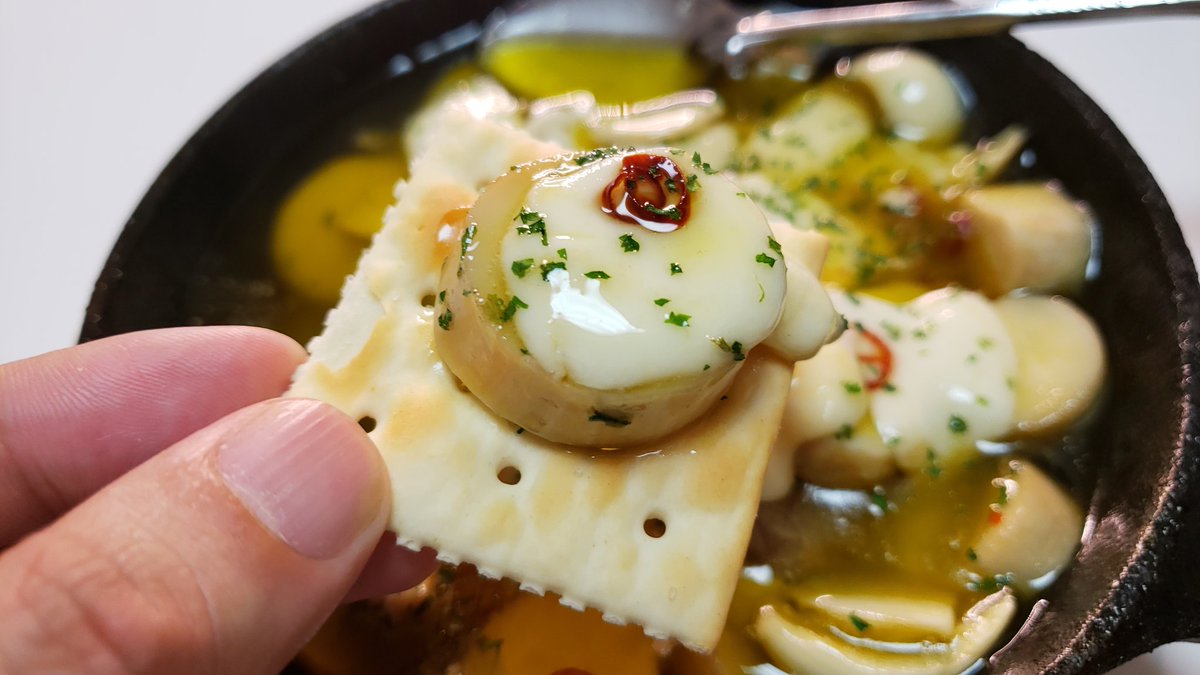 さけるチーズは火にかけても食感が残るのでアヒージョにすると本気で旨い  「さけるチーズのアヒージョ」  鍋にニンニク3片、エリンギ1パック、さけるチーズ2本、白だし大さじ1、塩、唐辛子少々、オリーブ油を入れ弱火にかけとろけたら完成  とろけたチーズとエリンギの食感が異世界に誘う、ふしぎ遊戯 