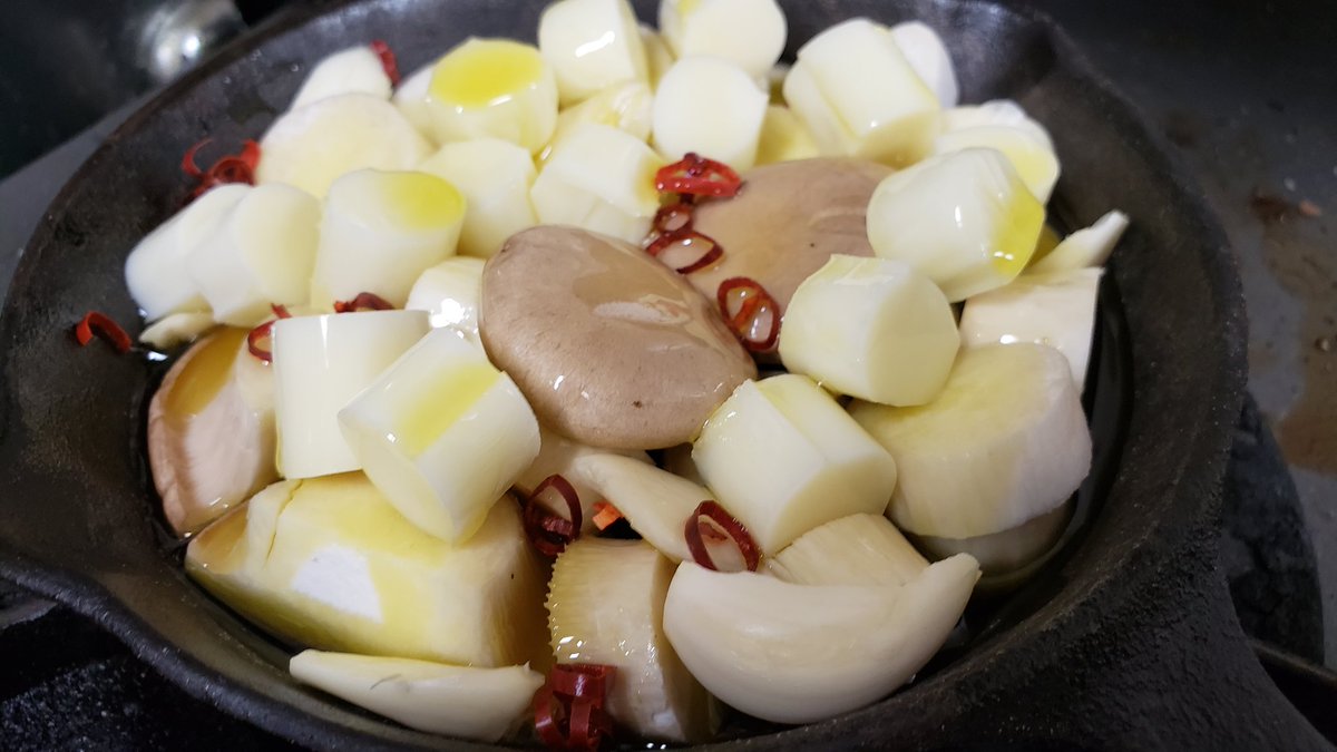 さけるチーズは火にかけても食感が残るのでアヒージョにすると本気で旨い  「さけるチーズのアヒージョ」  鍋にニンニク3片、エリンギ1パック、さけるチーズ2本、白だし大さじ1、塩、唐辛子少々、オリーブ油を入れ弱火にかけとろけたら完成  とろけたチーズとエリンギの食感が異世界に誘う、ふしぎ遊戯 