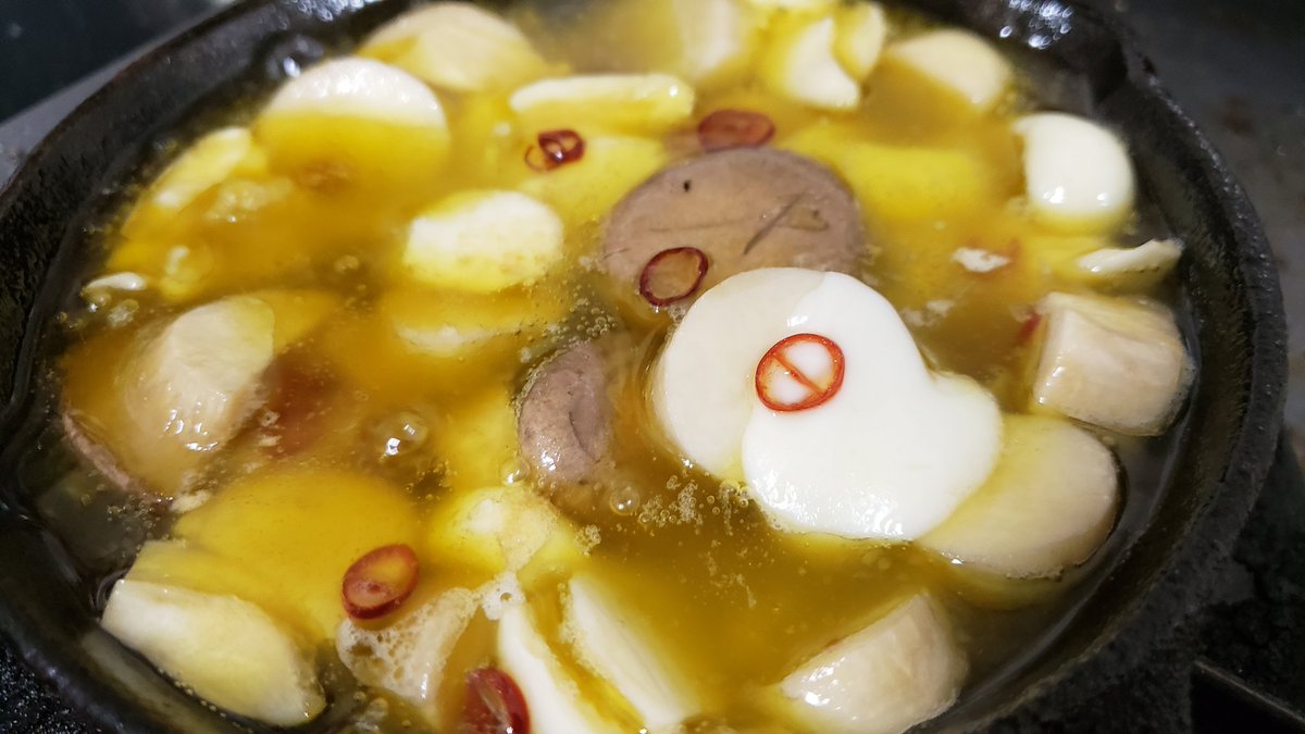 さけるチーズは火にかけても食感が残るのでアヒージョにすると本気で旨い 「さけるチーズのアヒージョ」 鍋にニンニク3片、エリンギ1パック、さけるチーズ2本、白だし大さじ1、塩、唐辛子少々、オリーブ油を入れ弱火にかけとろけたら完成 とろけたチーズとエリンギの食感が異世界に誘う、ふしぎ遊戯