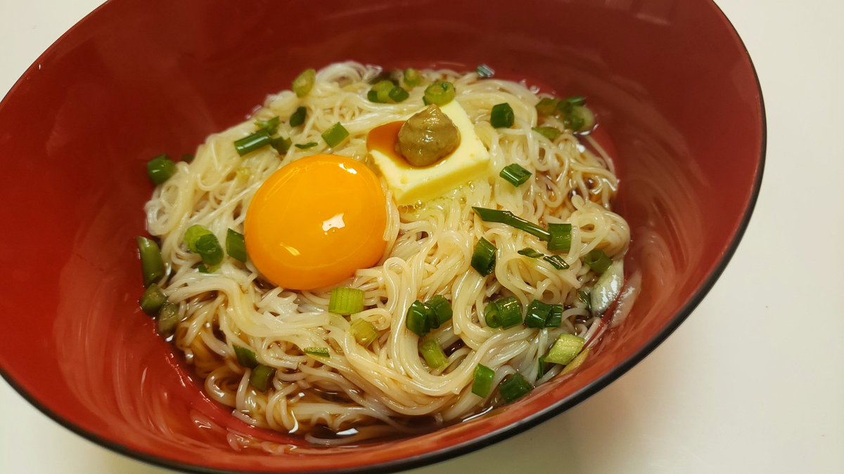 「わさびバター釜玉そうめん」 固めに茹でたそうめん100gに卵一個、バター10g、三倍希釈めんつゆ大さじ2弱、わさび、小ネギ、あれば鰹節かけるだけ