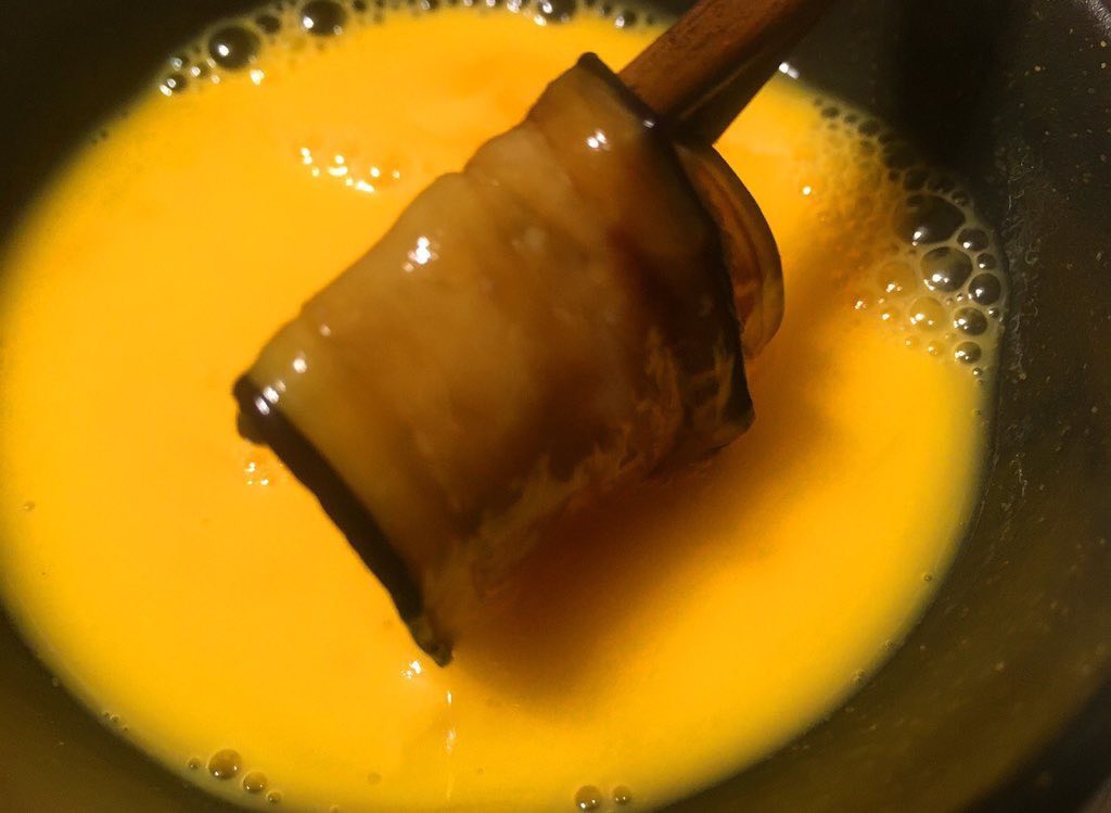 これ、本当に評判が良いので是非やってほしい、お金がなくてもリッチな気分を味わえる  【ナスのすき焼き】  溶き卵をつけてどうぞ、トロトロの甘辛茄子と卵が絡み相当旨いです  これを食べた友人は「もう肉の時代は終わった」と謎の言葉を残し去りました  レシピはこちら