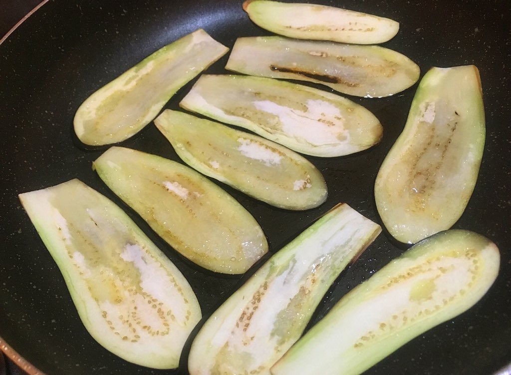 これ、本当に評判が良いので是非やってほしい、お金がなくてもリッチな気分を味わえる  【ナスのすき焼き】  溶き卵をつけてどうぞ、トロトロの甘辛茄子と卵が絡み相当旨いです  これを食べた友人は「もう肉の時代は終わった」と謎の言葉を残し去りました  レシピはこちら