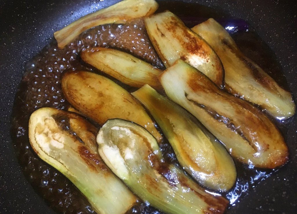 これ、本当に評判が良いので是非やってほしい、お金がなくてもリッチな気分を味わえる  【ナスのすき焼き】  溶き卵をつけてどうぞ、トロトロの甘辛茄子と卵が絡み相当旨いです  これを食べた友人は「もう肉の時代は終わった」と謎の言葉を残し去りました  レシピはこちら