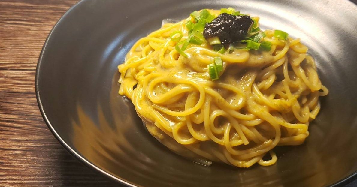 実は『ごはんですよ』は商品名完全無視して『パスタ』に使うのがマジでヤバい旨い  バター10g、ごはんですよ大さじ1半、三倍濃縮麺つゆ大さじ1弱、豆乳100cc温め  塩で茹でたパスタ100gと山葵4センチ入れ温め和え、小葱で海苔わさびクリームパスタ  今からお前の名は【パスタですよ】だよ